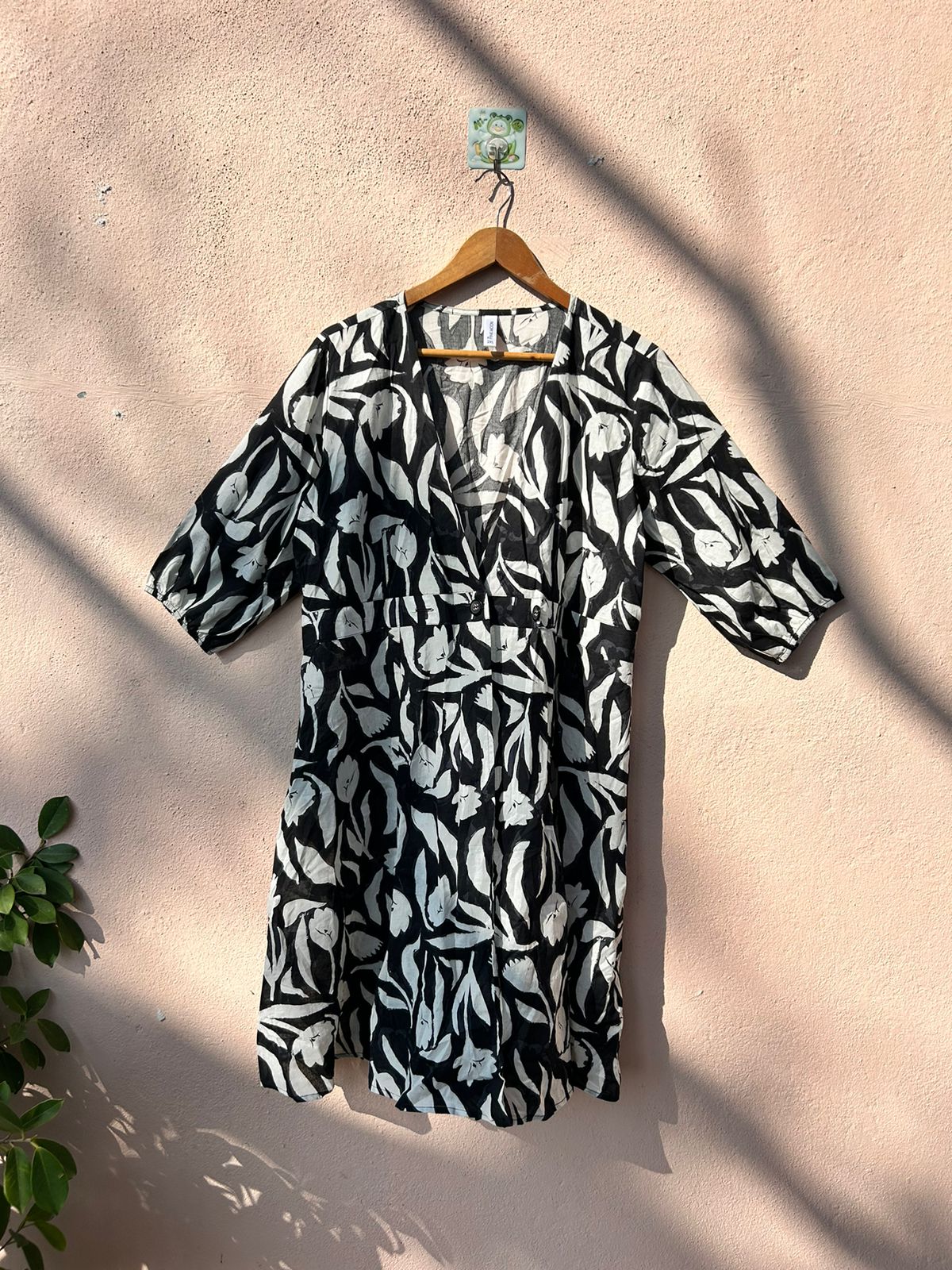 Black & White Printed V-Neck Dress2