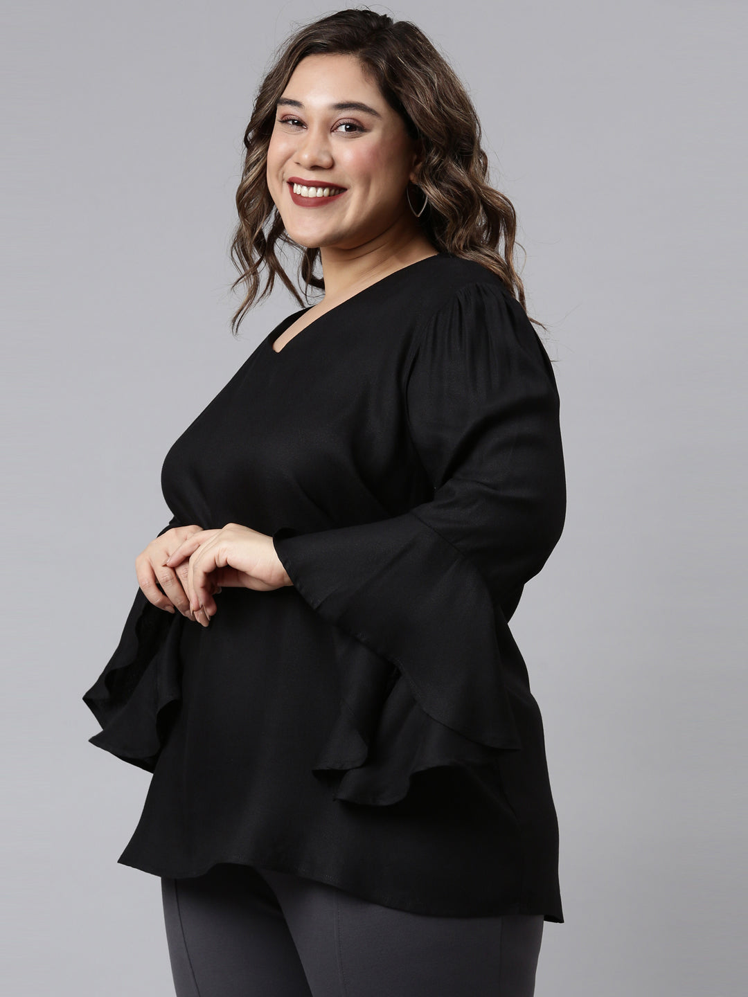 SOLID V-NECK BLACK TOP